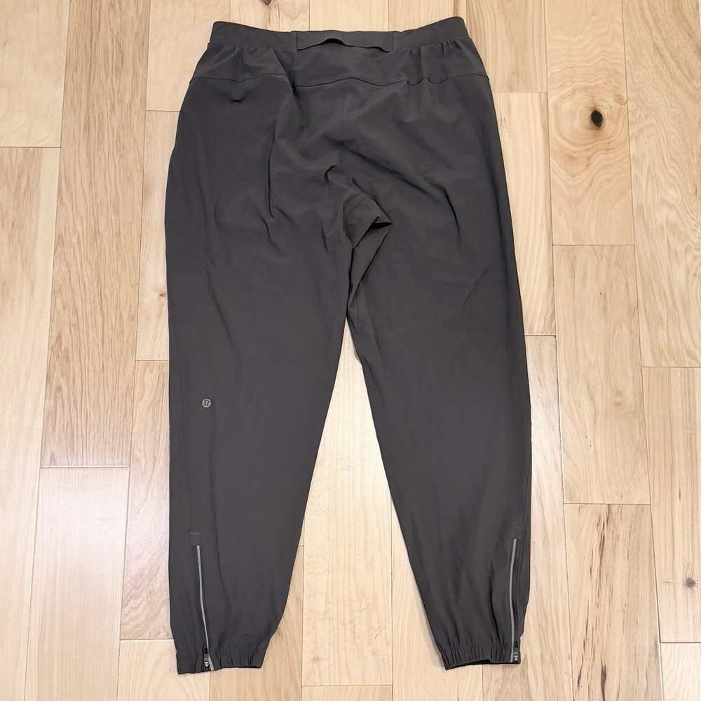 LIKE NEW Lululemon Men’s Surge Joggers *Regular 29”